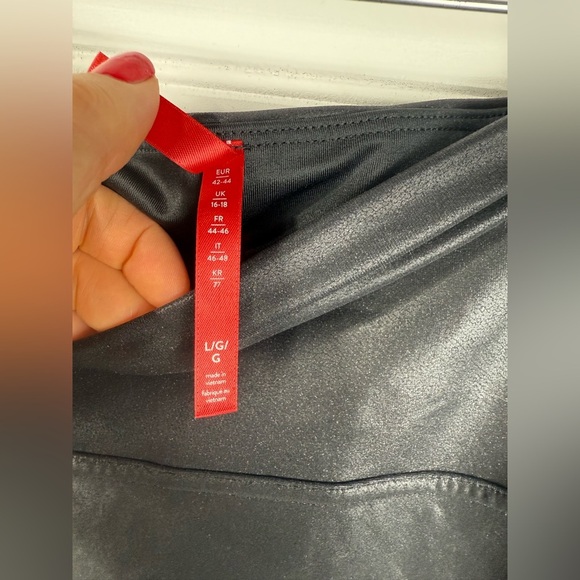 Spanx women’s faux leather look black stretch leggings. Size Large. - Picture 6 of 7